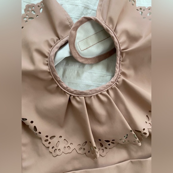 Elodie Details Eyelet Bib - Picture 3 of 7